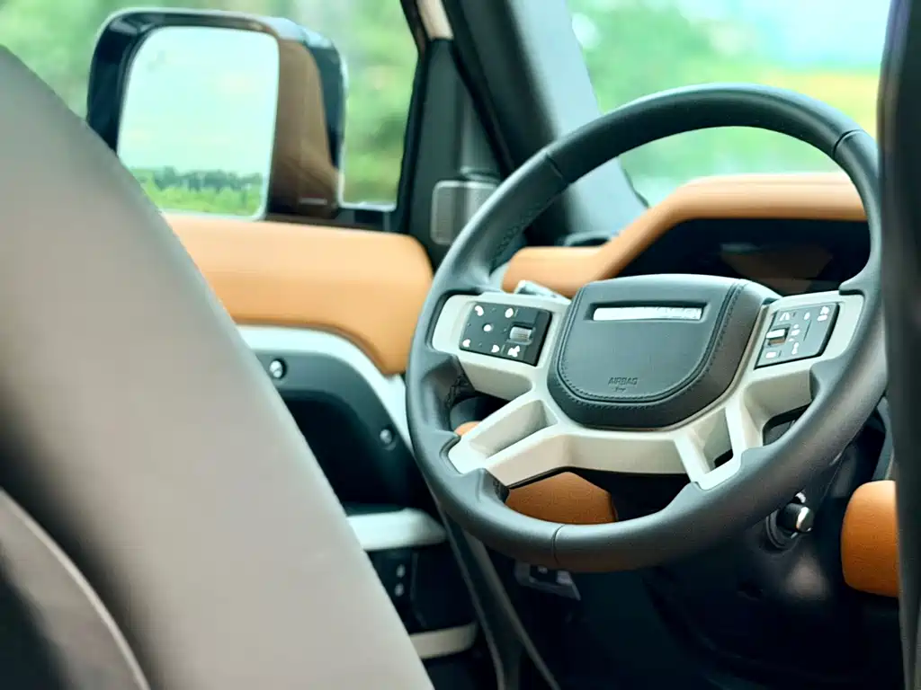 Land Rover Defender 2024