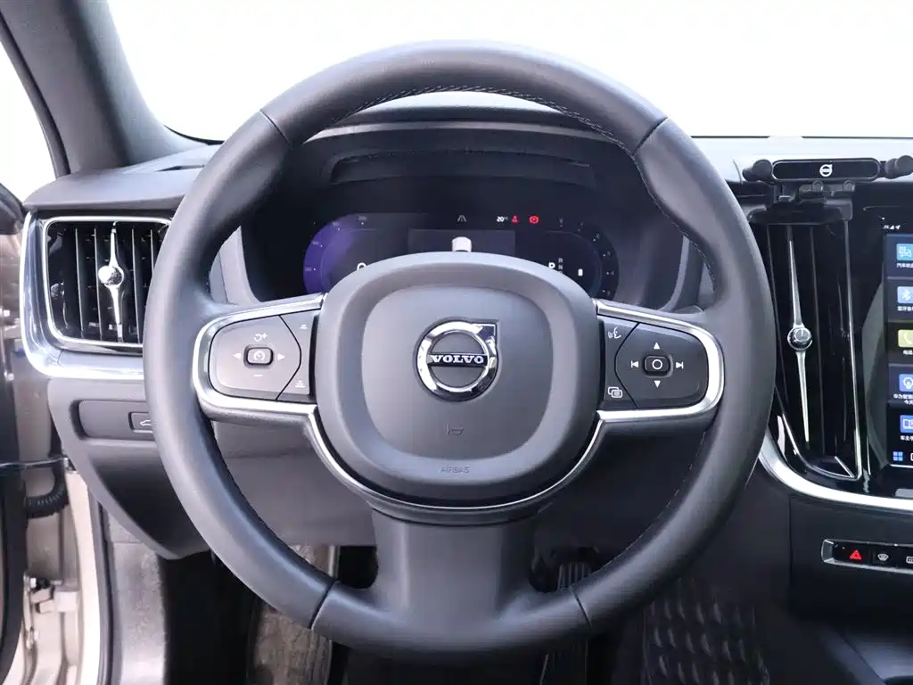 Volvo S60 2023 — фото 16