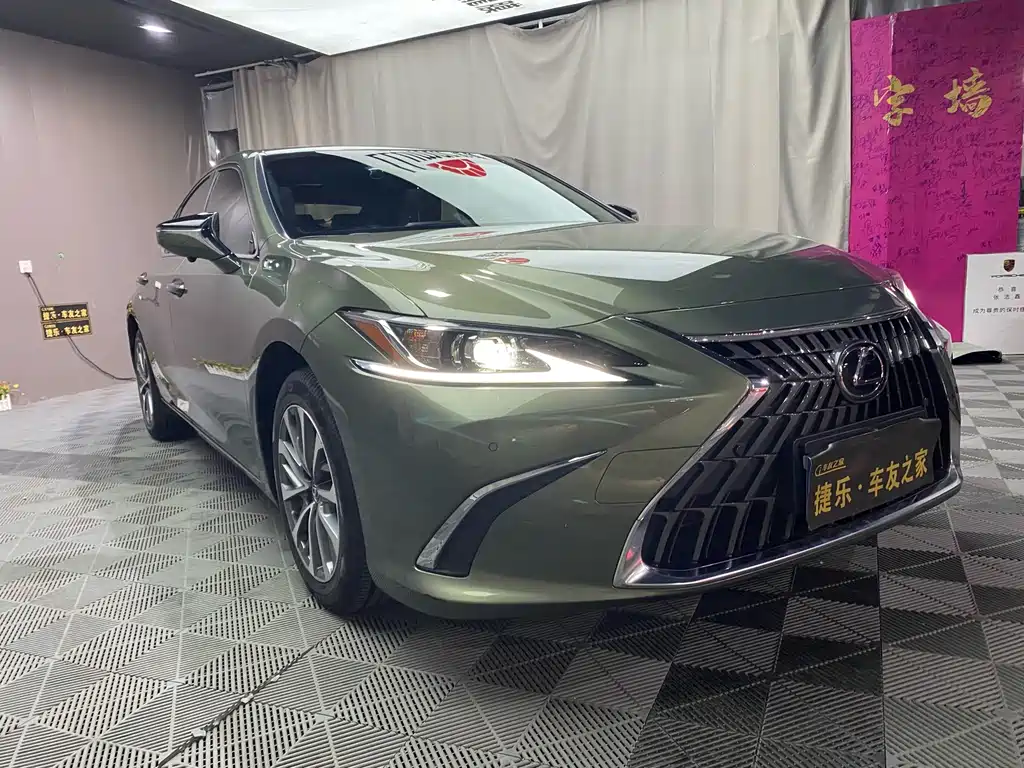 Lexus ES 2022