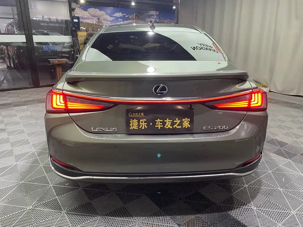Lexus ES 2022
