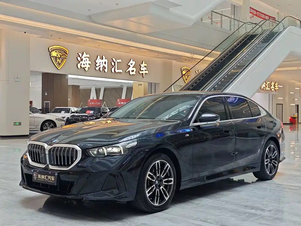 BMW 5 Series 2025 — фото 1