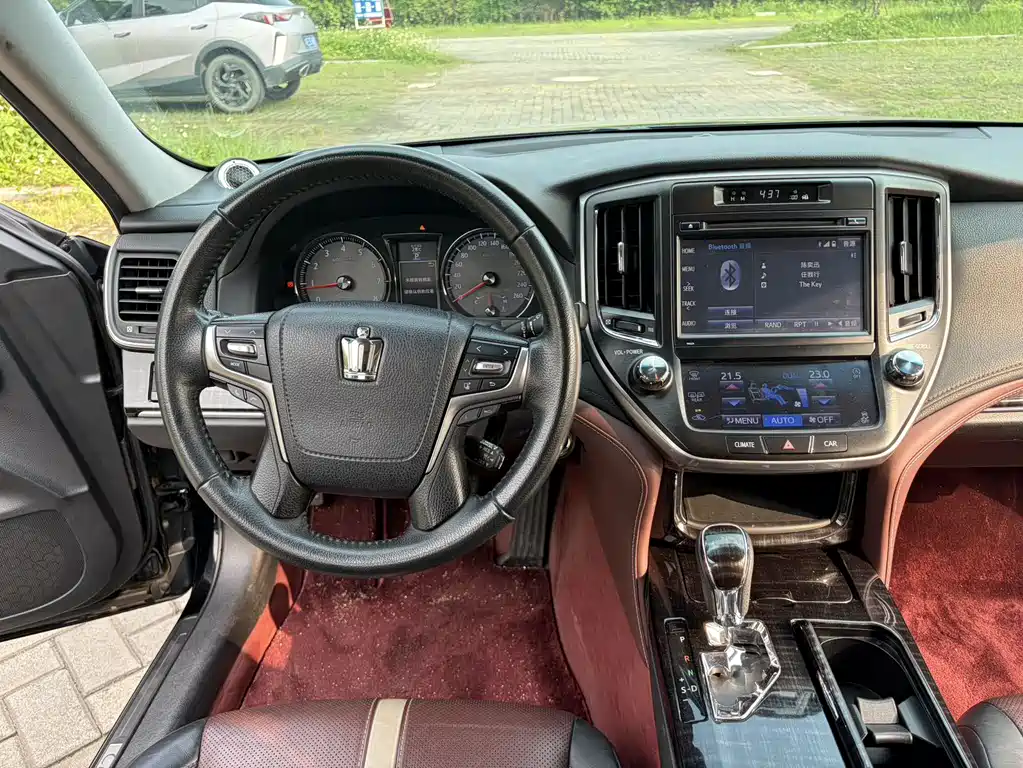 Toyota Crown 2017 — фото 12