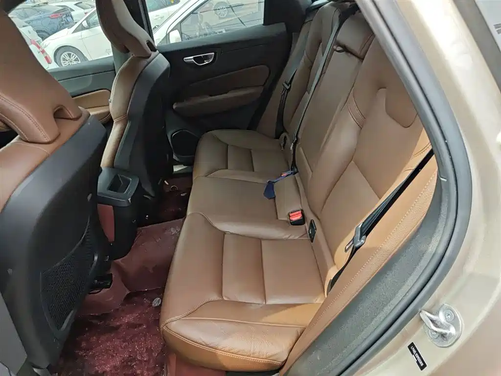 Volvo XC60 2023 — фото 12