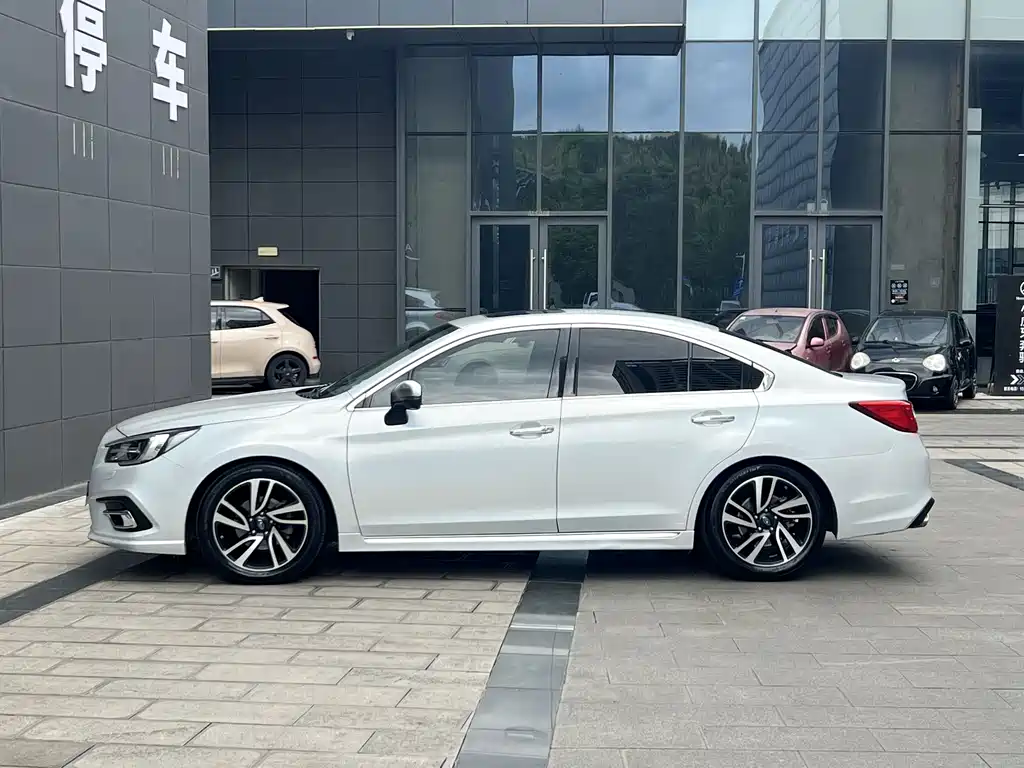 Subaru Legacy 2018 — фото 8