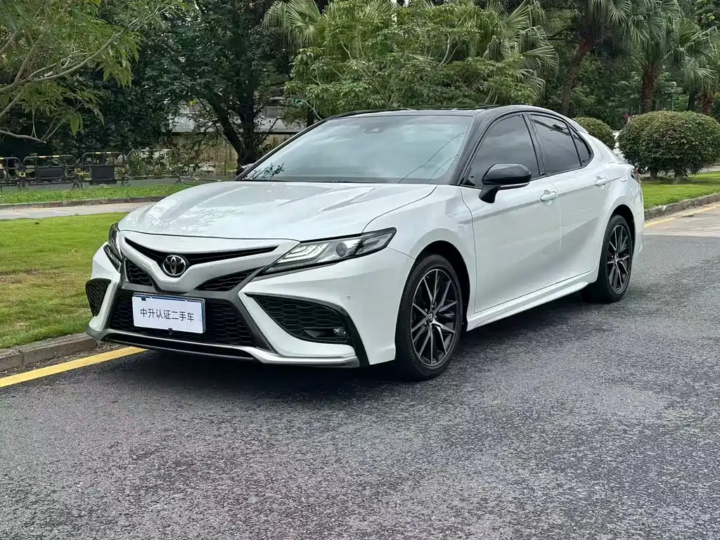 Toyota Camry 2022 — фото 1