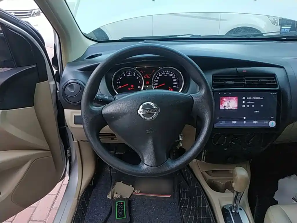 Nissan Livina 2015 — фото 11
