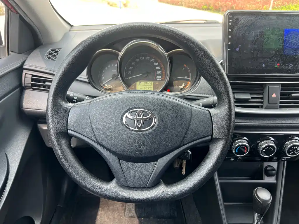 Toyota Yaris L 2019 — фото 12