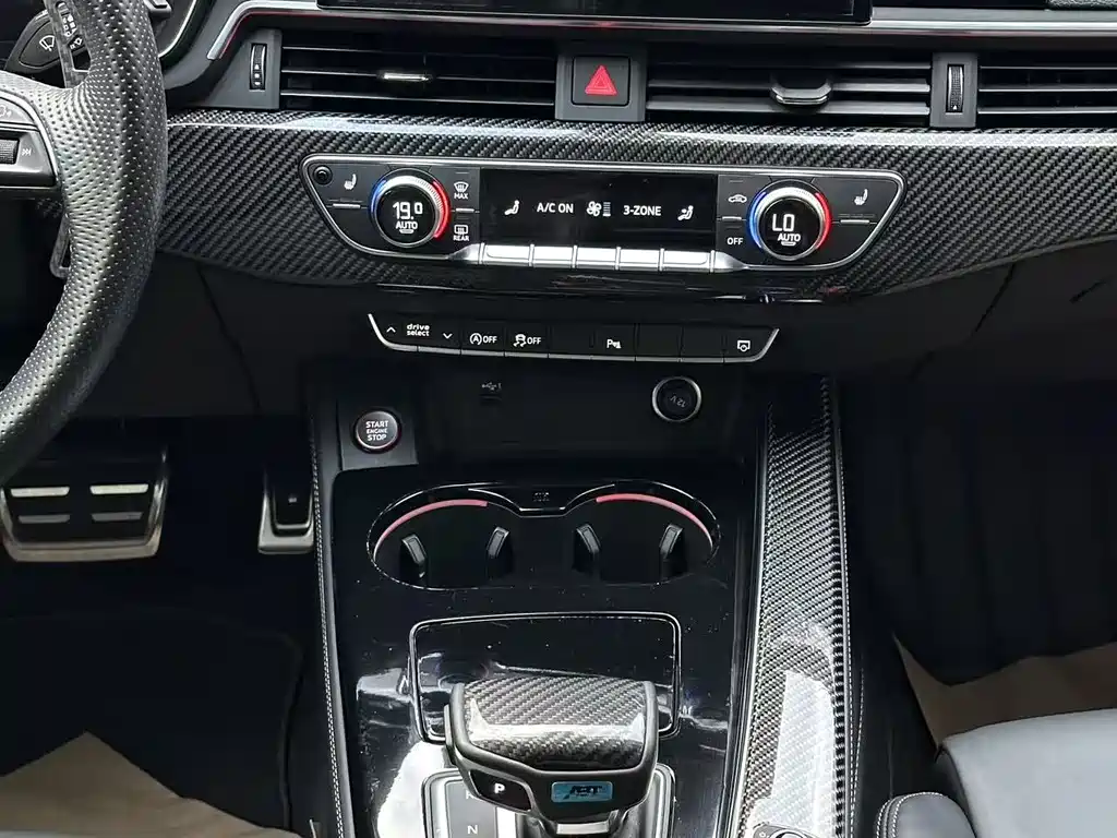 Audi RS 4 2023 — фото 19