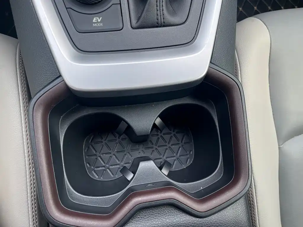 Toyota RAV4 2020 — фото 19