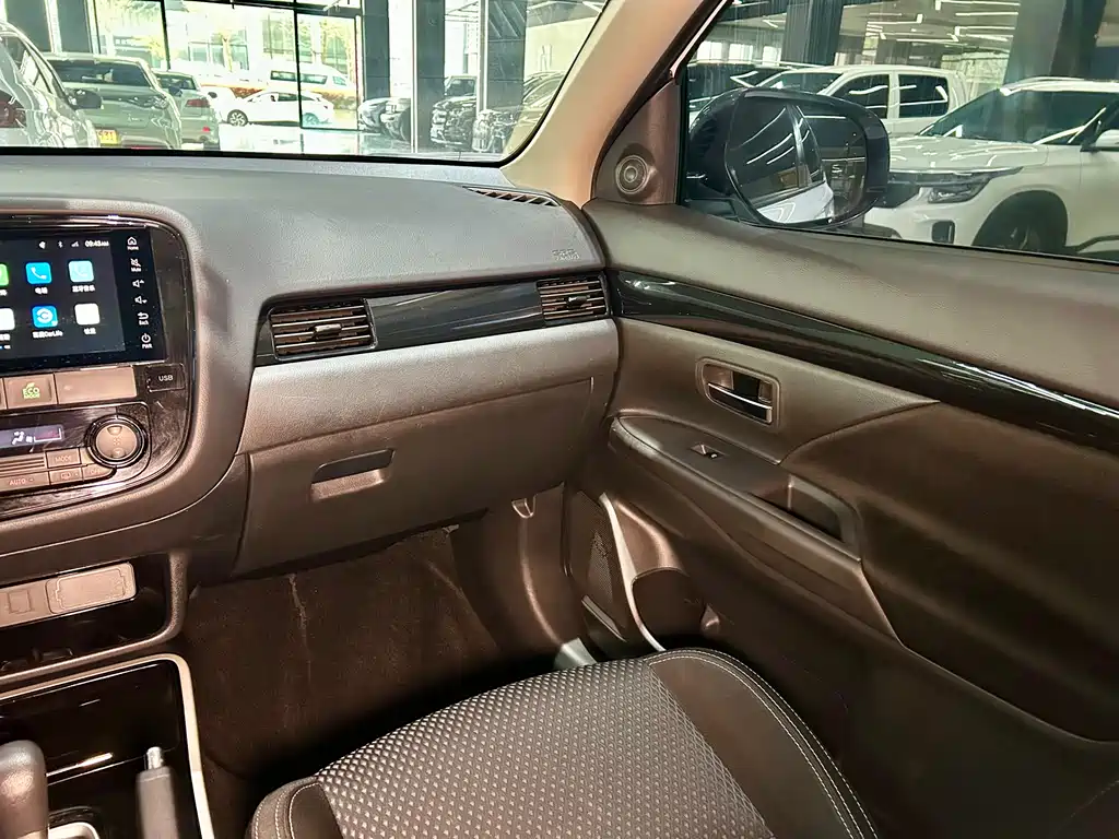 Mitsubishi Outlander 2022 — фото 25