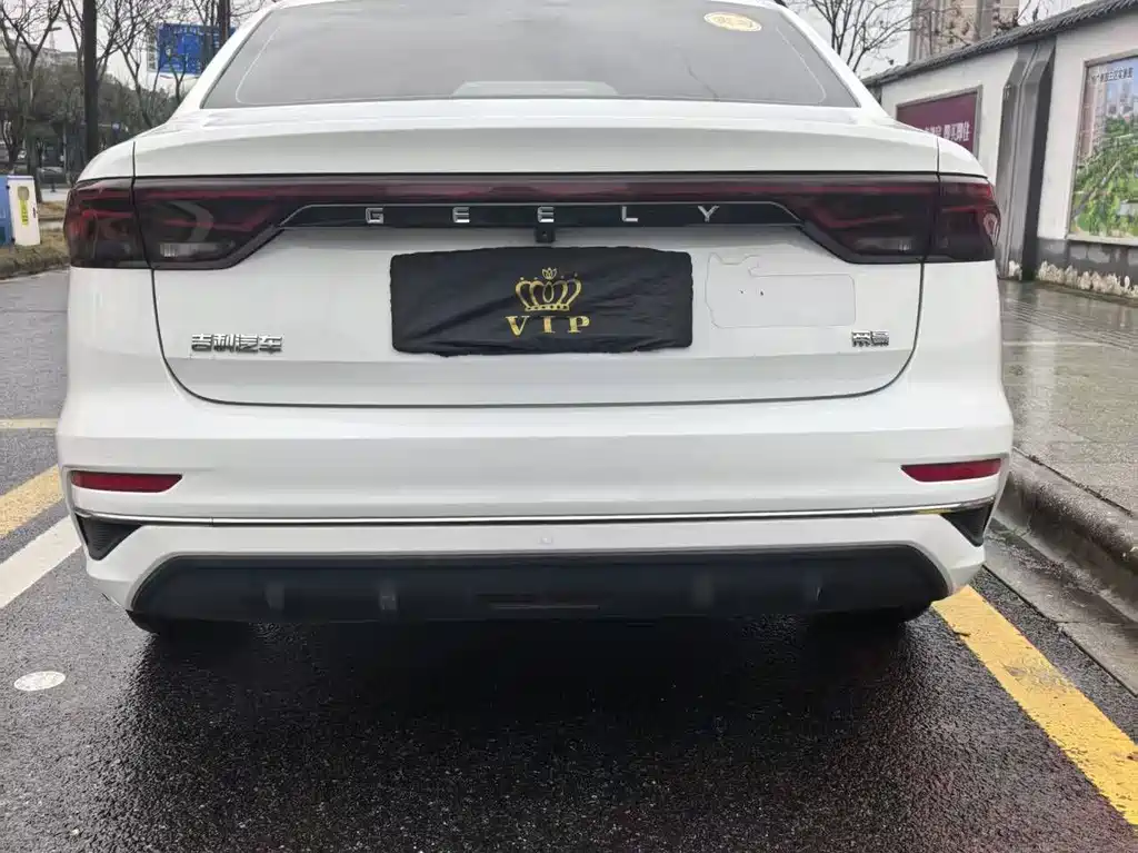 Geely Emgrand 2022