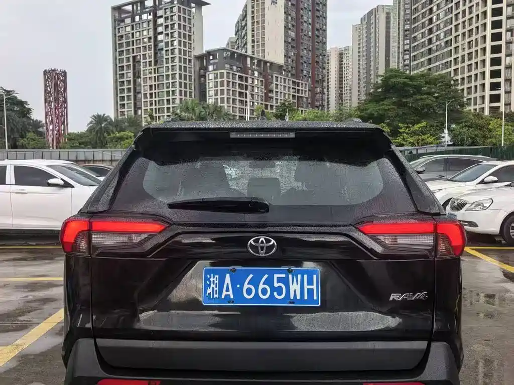 Toyota RAV4 2023 — фото 9