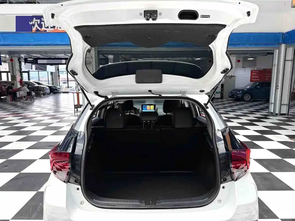 Toyota Yaris L 2022 — фото 13