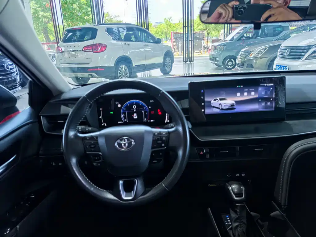 Toyota Camry 2024 — фото 12