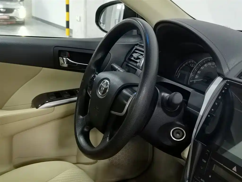 Toyota Camry 2015 — фото 22