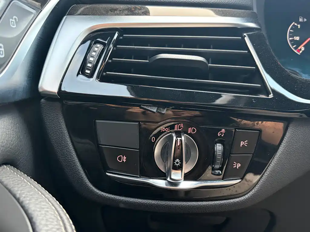 BMW 5 Series 2019 — фото 19