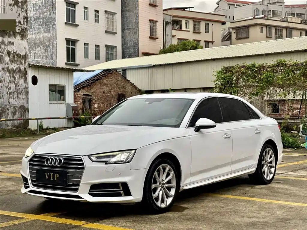 Audi A4L 2018 — фото 1