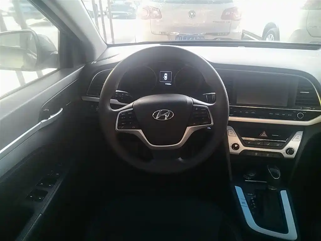 Hyundai Elantra 2017 — фото 11