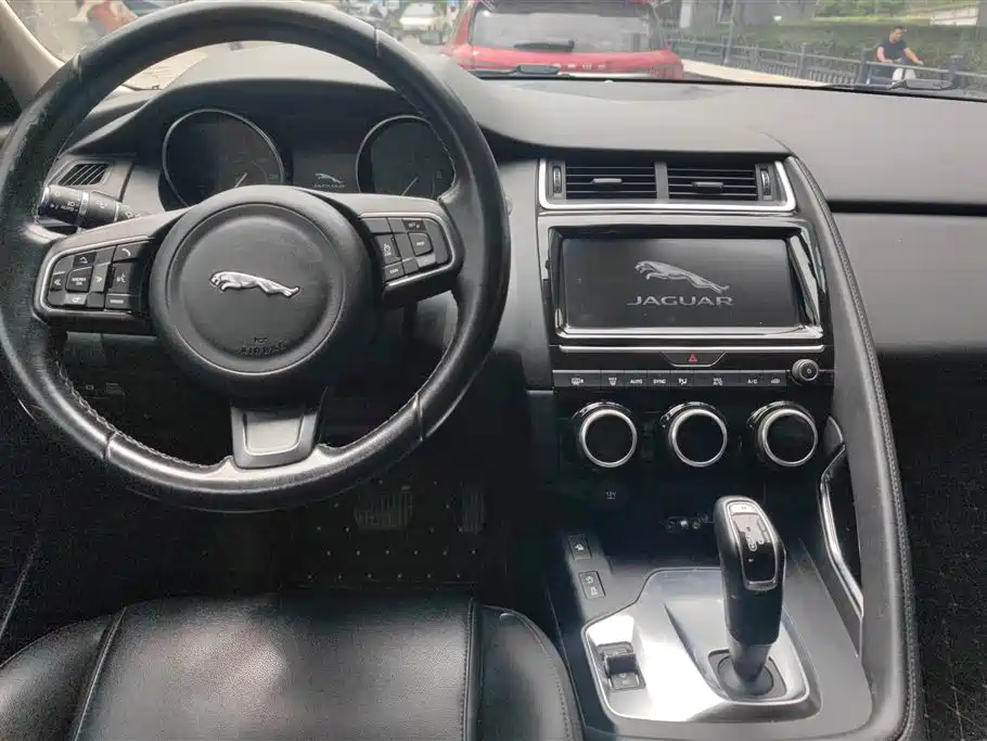 Jaguar E-PACE 2018 — фото 12
