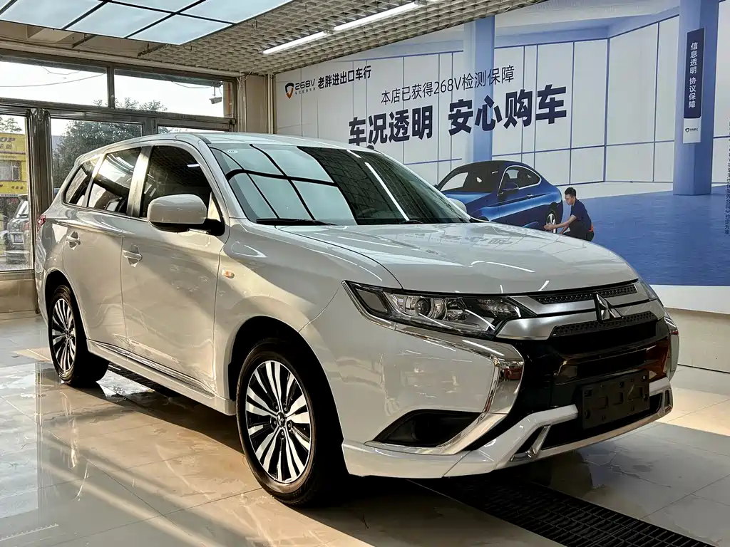 Mitsubishi Outlander 2022 — фото 3