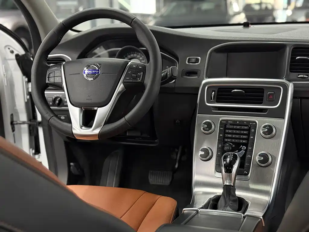 Volvo S60 2017 — фото 19