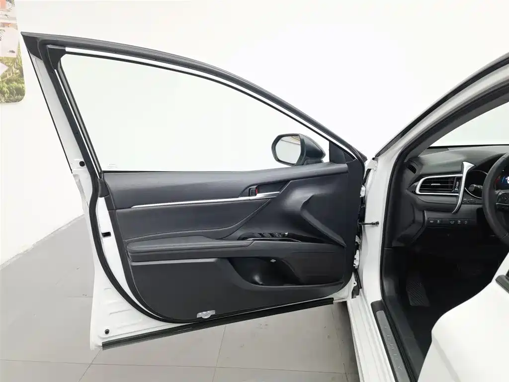 Toyota Camry 2022 — фото 8