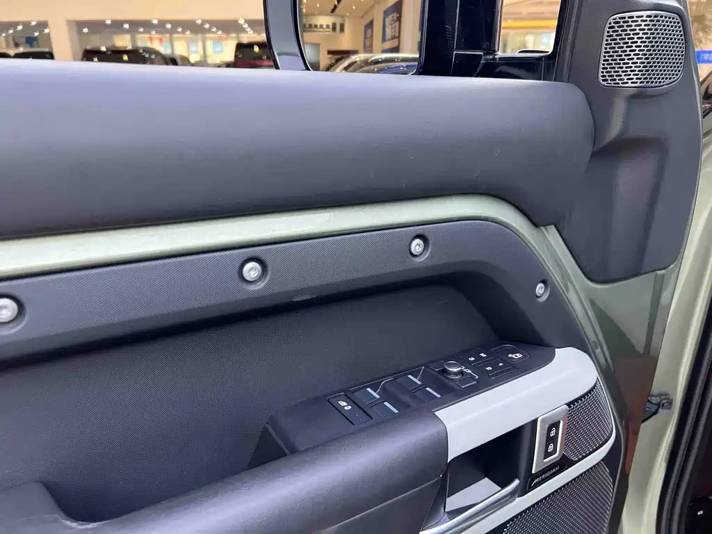 Land Rover Defender 2022 — фото 10