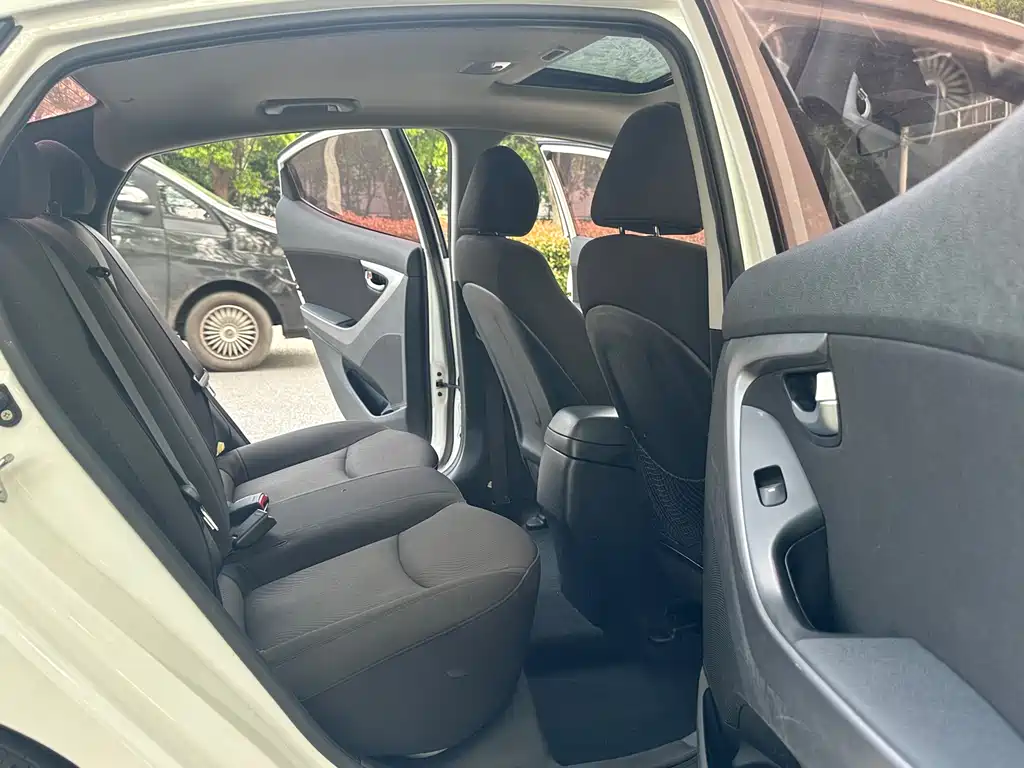 Hyundai Elantra Langdong 2018 — фото 11