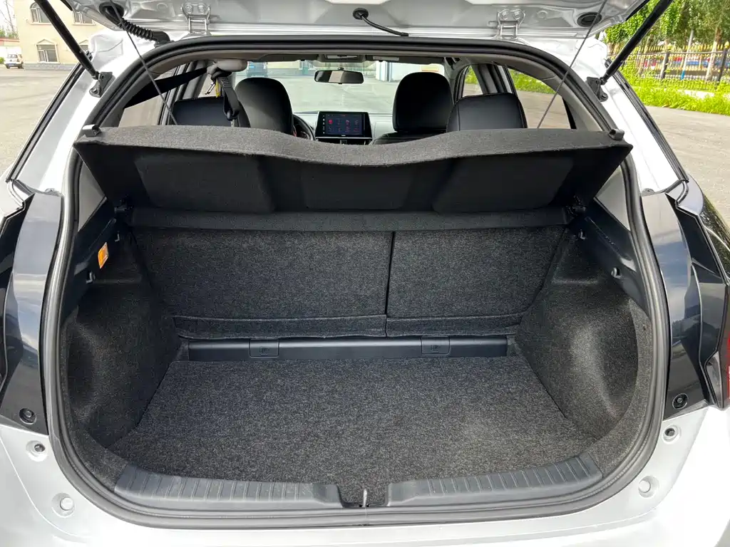 Toyota Yaris L 2022 — фото 19