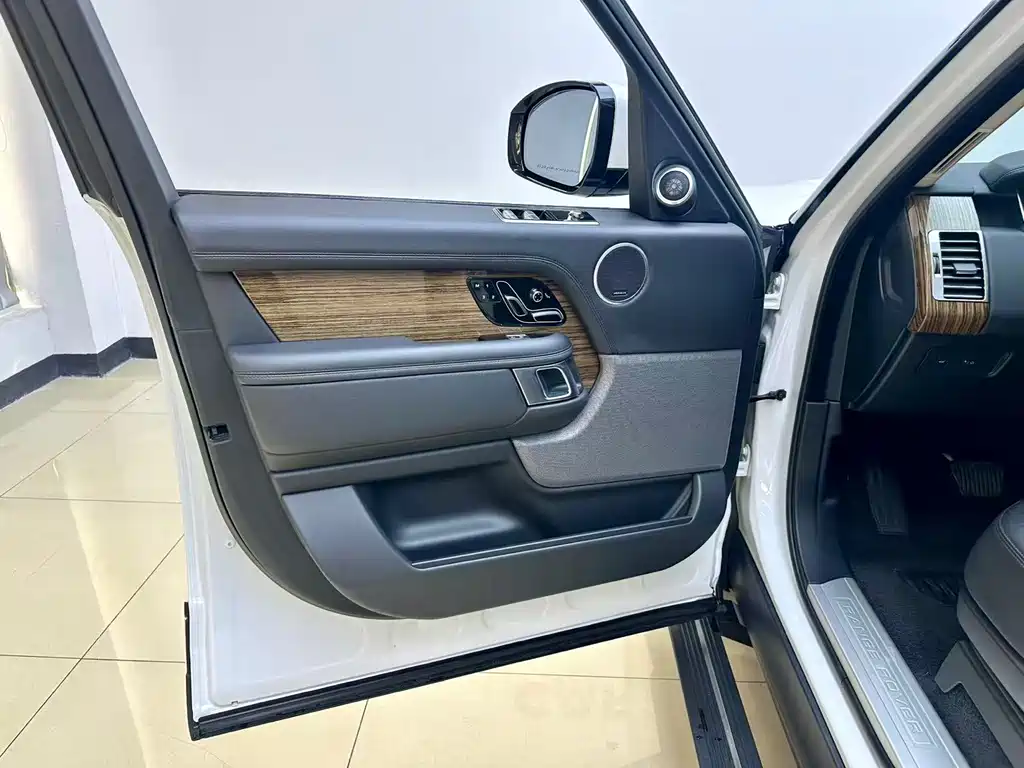 Land Rover Range Rover 2023 — фото 18