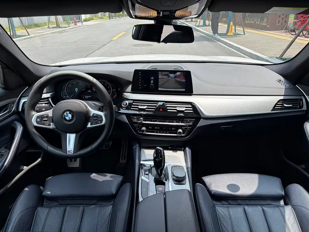 BMW 5 Series 2019 — фото 8