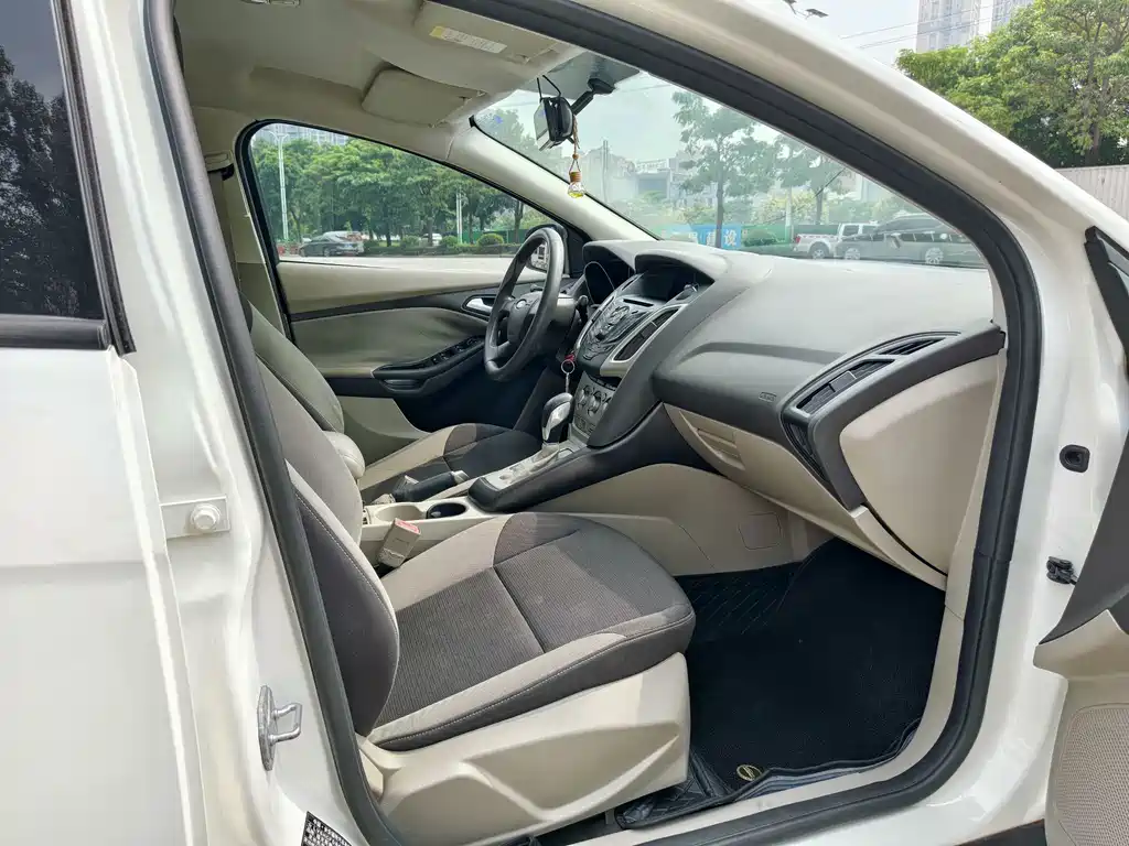 Ford Focus 2015 — фото 10