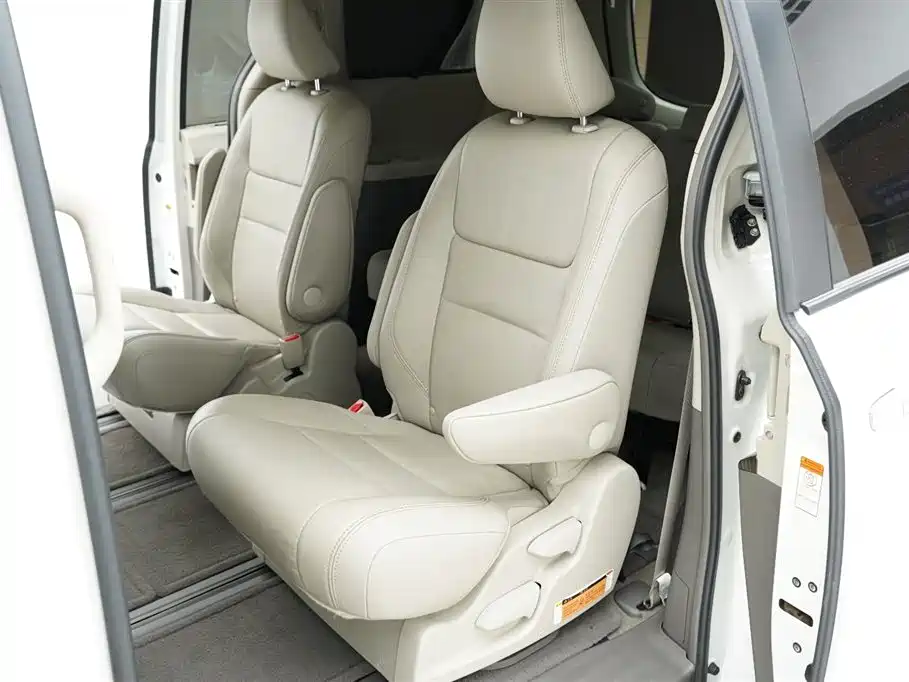 Toyota Sienna 2016 — фото 12