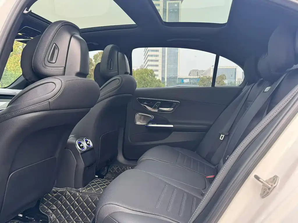 Mercedes-Benz C-Class 2023 — фото 7