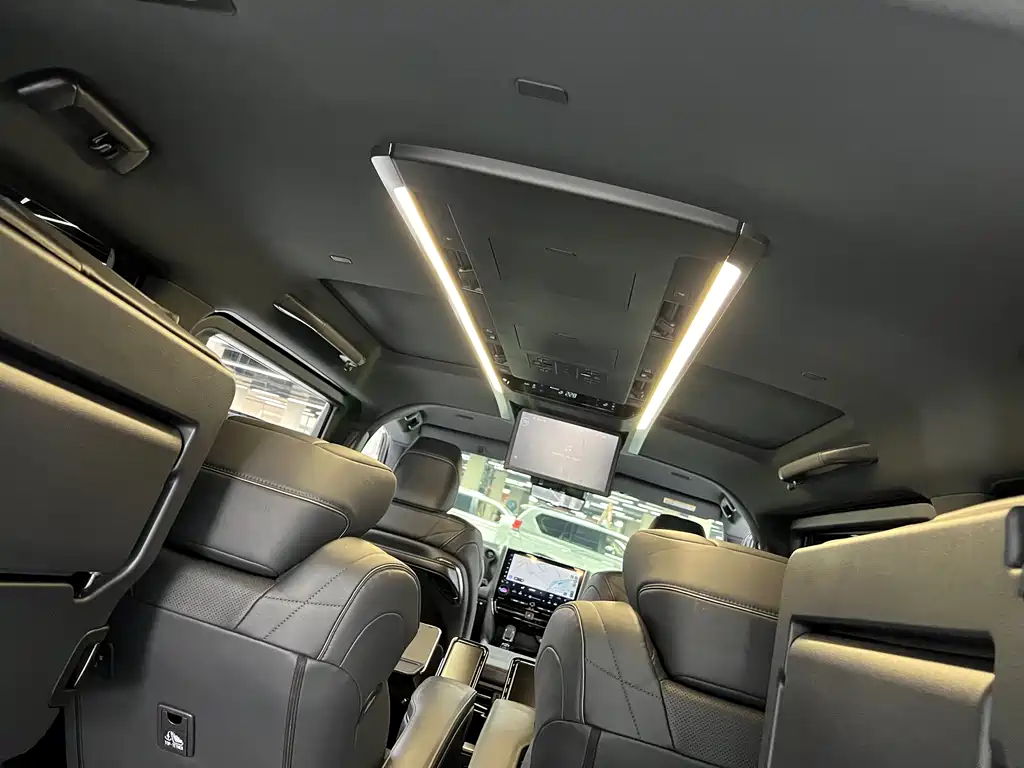 Toyota Vellfire 2023 — фото 9