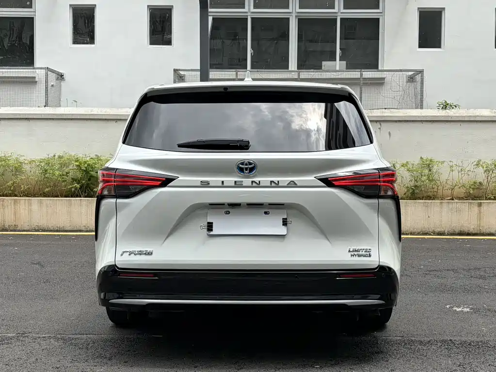 Toyota Sienna 2023 — фото 8