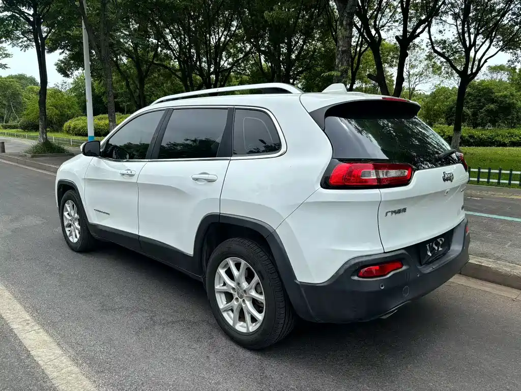 Jeep Cherokee 2017 — фото 9