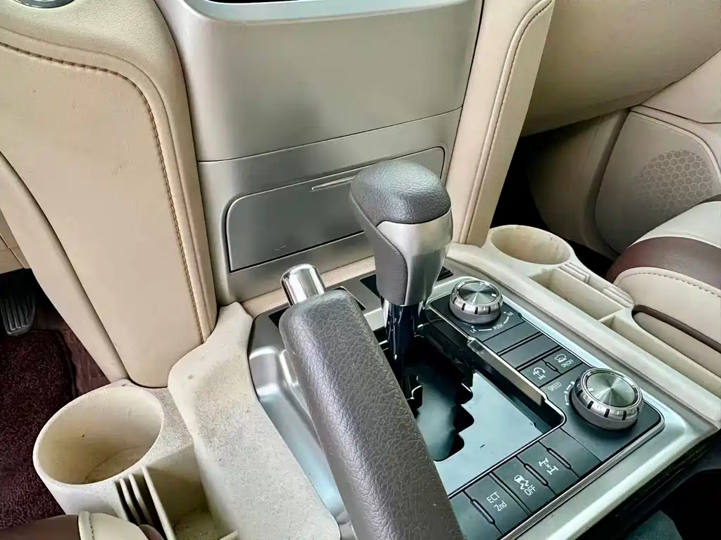 Toyota Land Cruiser 2020 — фото 10