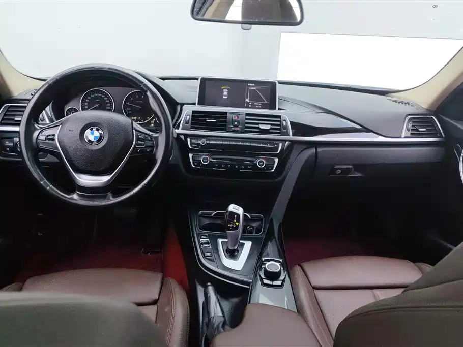 BMW 3 Series 2018 — фото 12