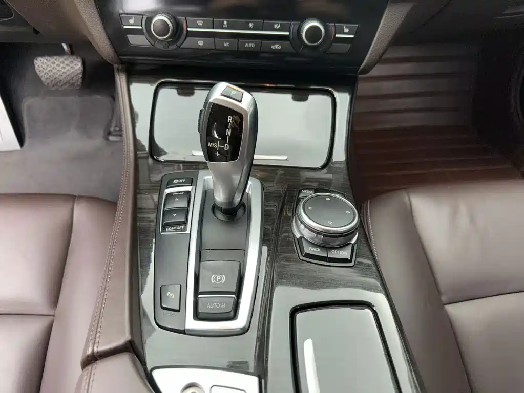 BMW 5 Series 2015 — фото 16