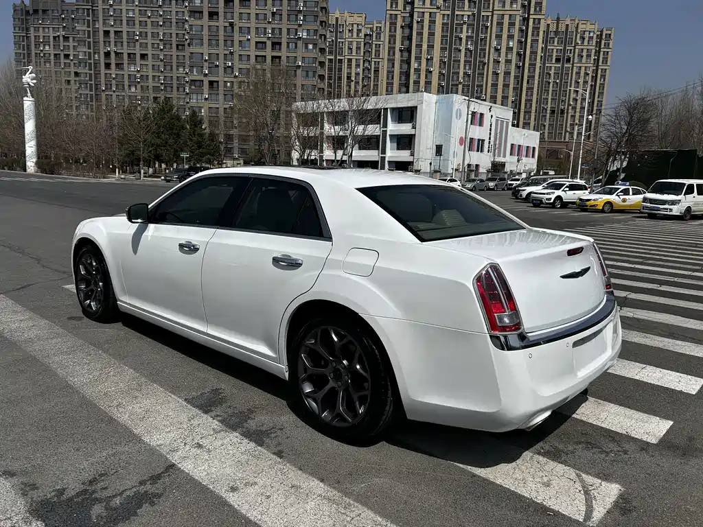 Chrysler 300C 2014 — фото 14
