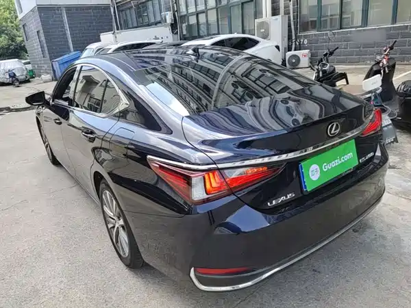 Lexus ES 2020