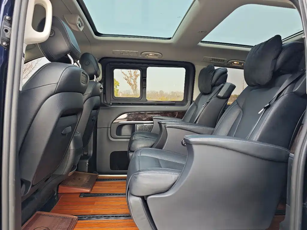 Mercedes-Benz V-Class 2018 — фото 13