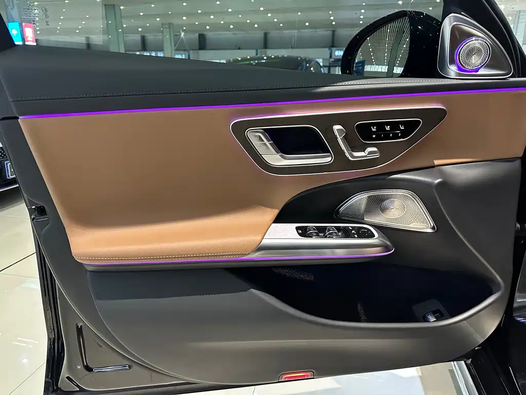 Mercedes-Benz E-Class 2025 — фото 12