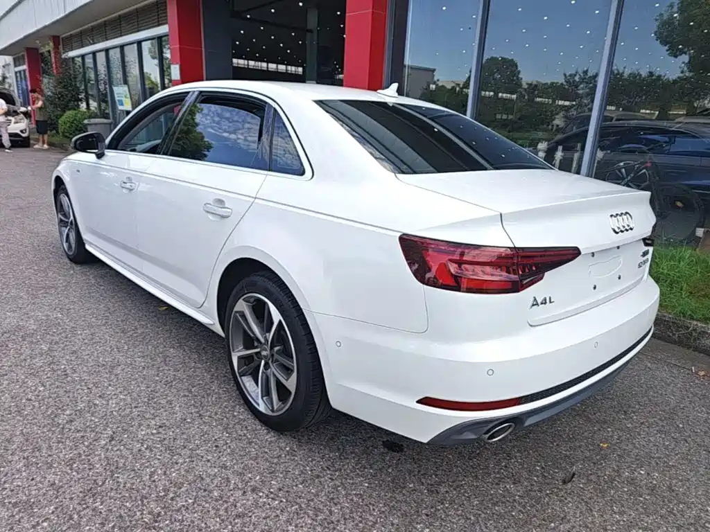 Audi A4L 2018 — фото 23