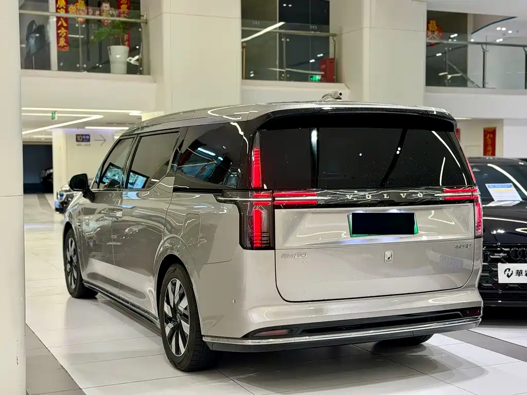 Volvo EM90 2026