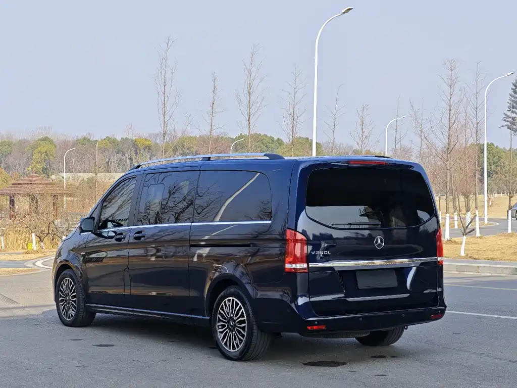 Mercedes-Benz V-Class 2018 — фото 23