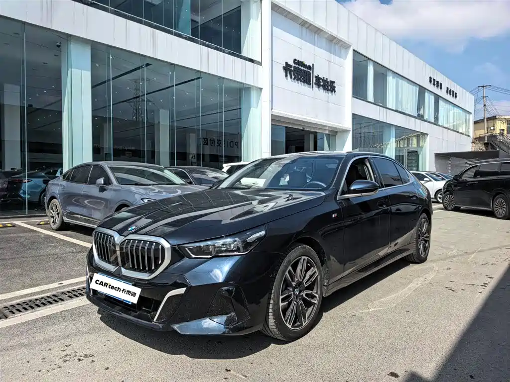 BMW 5 Series 2025 — фото 1