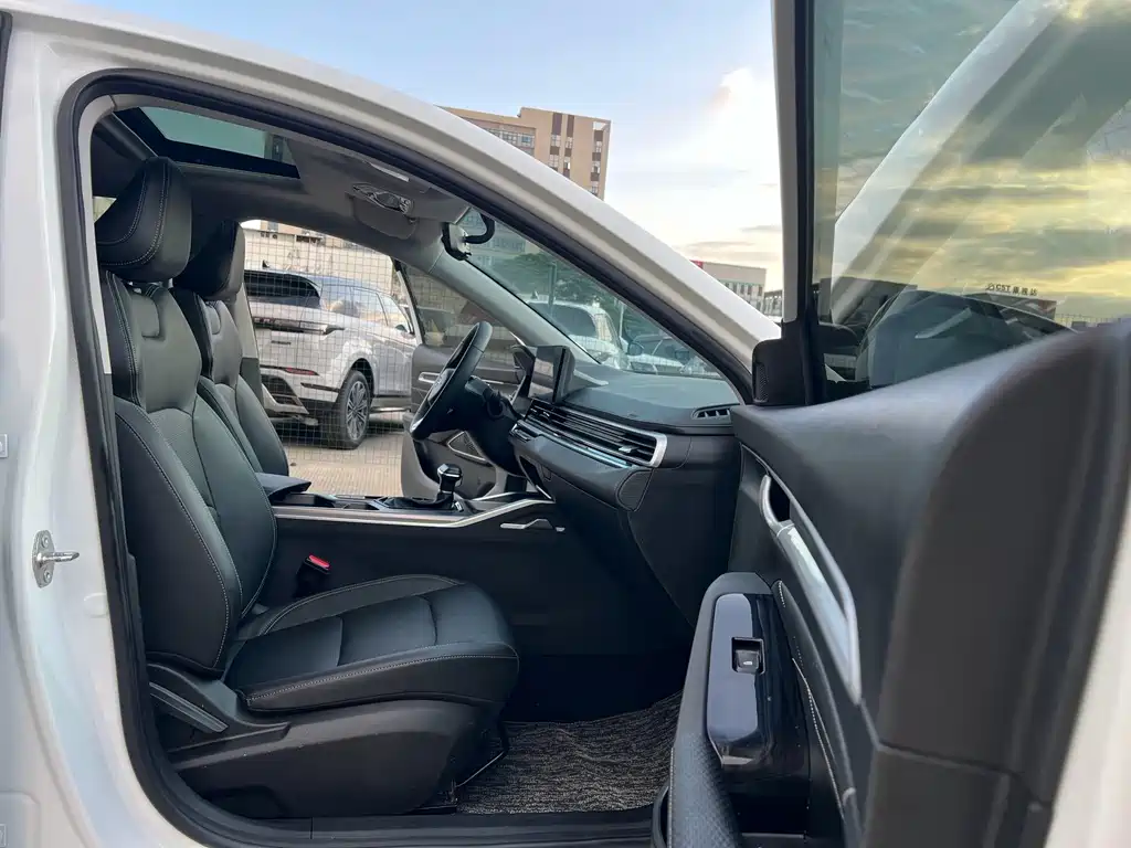 Geely Emgrand 2022