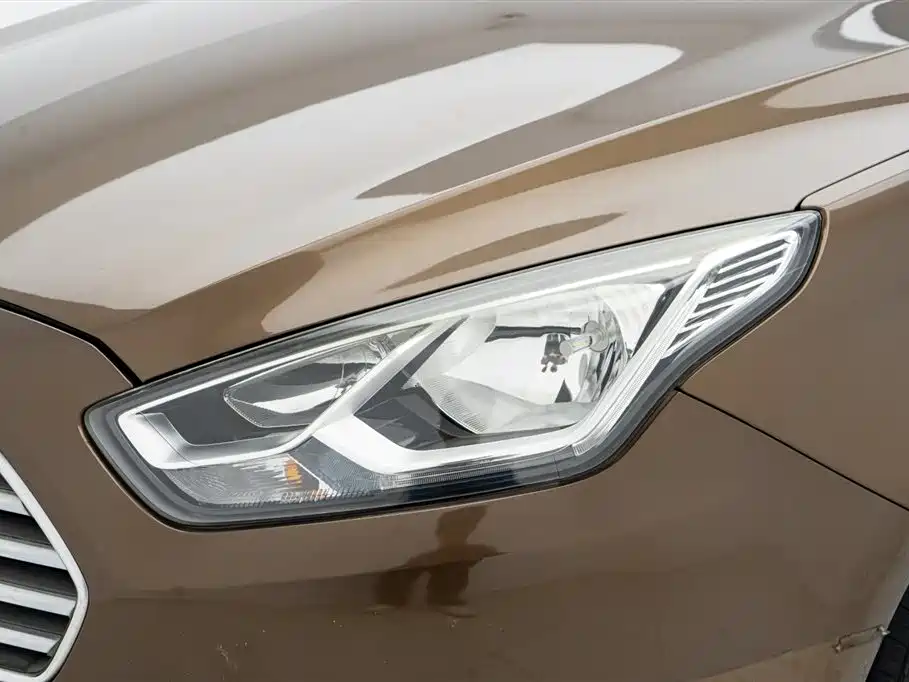 Ford Escort 2018 — фото 10